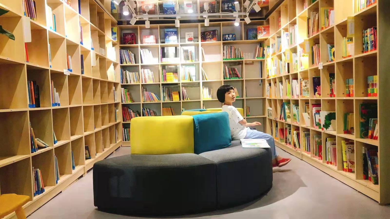 孩子在书架间自由阅读